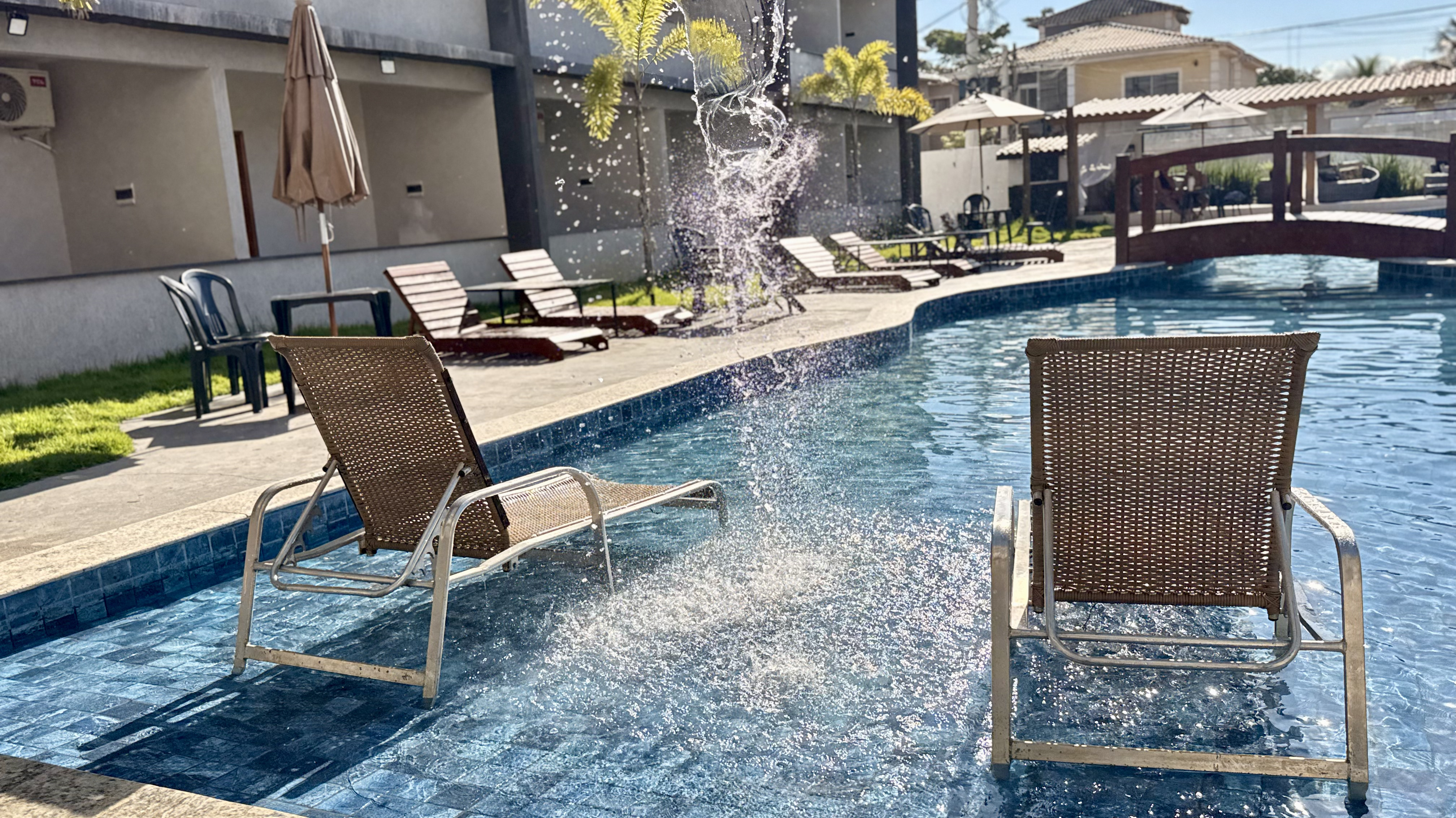 Área externa com piscina da Maresia Costa Azul